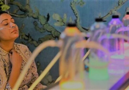 Oxygen bar sells fresh air in pollution-hit New Delhi