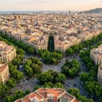 Veduta aerea di un quartiere urbano con un’abbondante copertura di alberi verdi tra i palazzi.