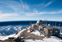 Repairing the Sky: The Enduring Lessons of the Montreal Protocol and the Path Ahead Stazione scientifica di monitoraggio atmosferico sotto un cielo terso a rappresentare la salvaguardia dello strato di ozono