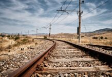Italy Faces an 18 Billion Euro Annual Threat as Climate Shocks Batter Critical Infrastructure Binari ferroviari che mostrano gli effetti delle alte temperature durante un'ondata di calore