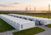 Impianto industriale di sistemi di accumulo energetico a batteria immerso nel verde